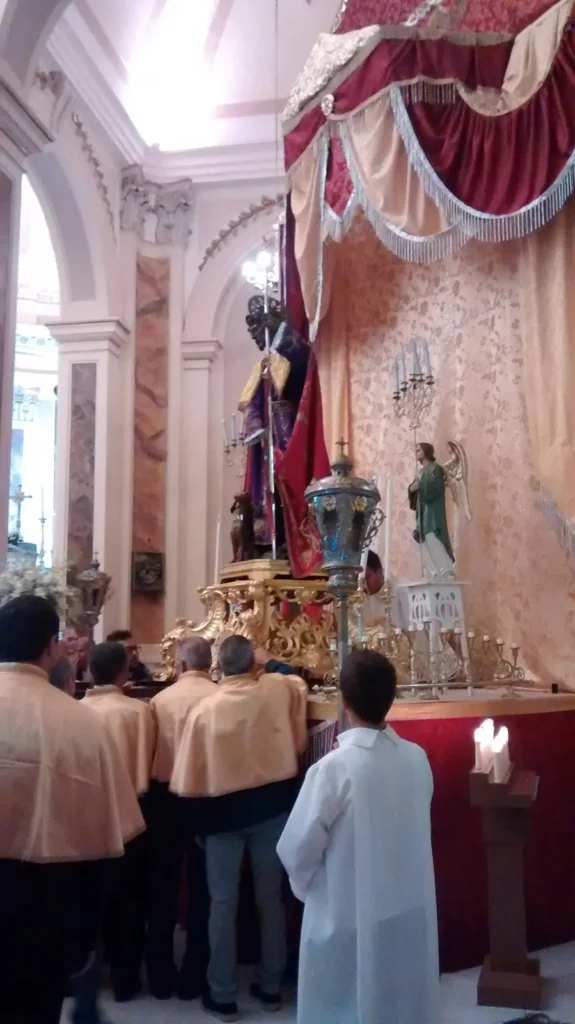 Statua di San Rocco intronizzata per la festa, Locorotondo.
