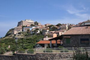 Capraia Isola borgo in Toscana
