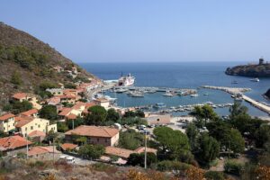 Capraia Isola borgo in Toscana