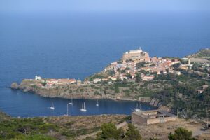 Capraia Isola borgo in Toscana