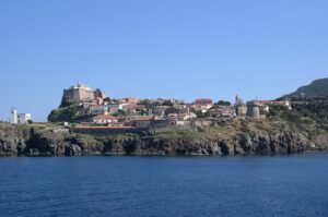 Capraia Isola borgo in Toscana
