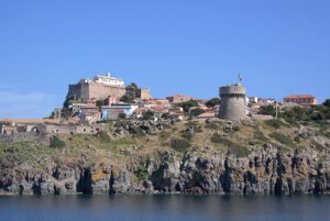 Capraia Isola borgo in Toscana